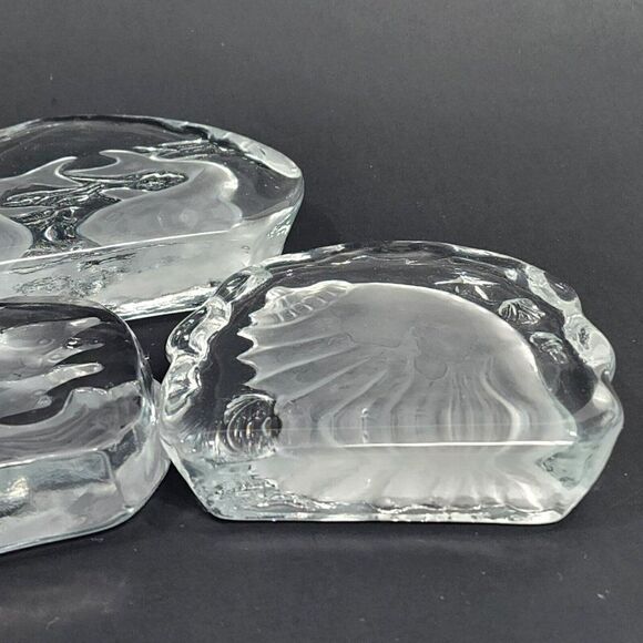 Set Of 4 Crystal Clear Glass Paperweights Dolphins, Seashells, Clams - Picture 10 of 10